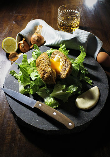 Scotch-Egg-auf-Ceasar-Salad-fuer-Kochbuch.jpg
